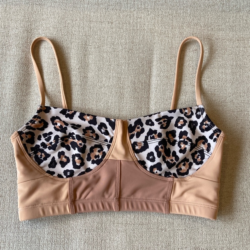 Sports bra in cheetah print, size S/M ASOS brand. - Picture 5 of 12
